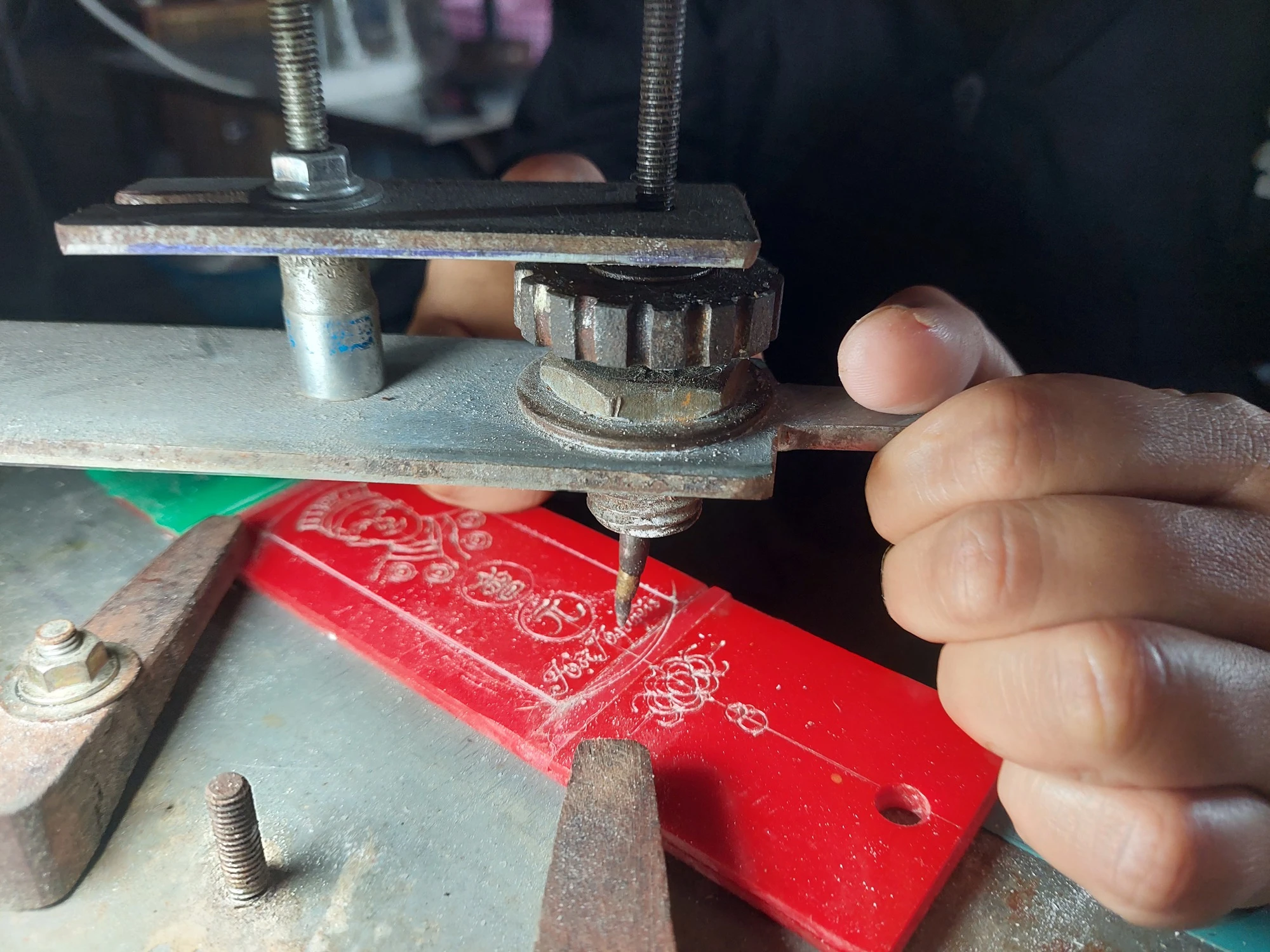 Cận cảnh cắt xương bò làm thẻ xăm hường ở xứ Huế Cận cảnh cắt xương bò làm thẻ xăm hường ở xứ Huế