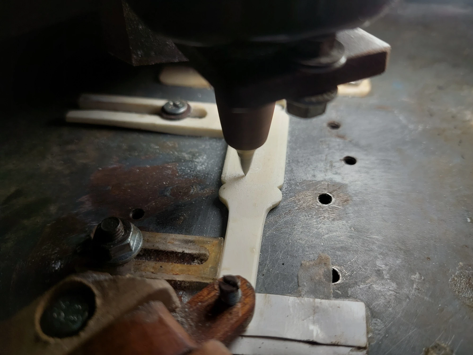 Cận cảnh cắt xương bò làm thẻ xăm hường ở xứ Huế Cận cảnh cắt xương bò làm thẻ xăm hường ở xứ Huế