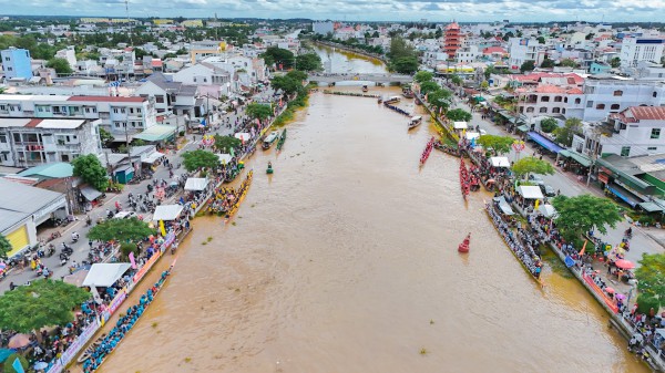 Cận cảnh đua ghe ngo tại lễ hội Ooc Om Boc Vĩnh Long