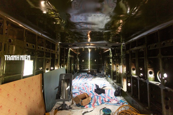 Cận cảnh quá trình lắp đặt máy bay C-119 tại sân bay Tà Cơn