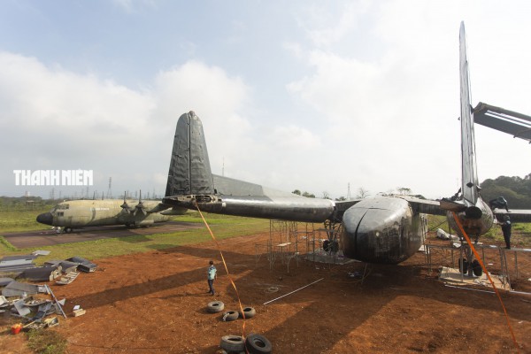 Cận cảnh quá trình lắp đặt máy bay C-119 tại sân bay Tà Cơn