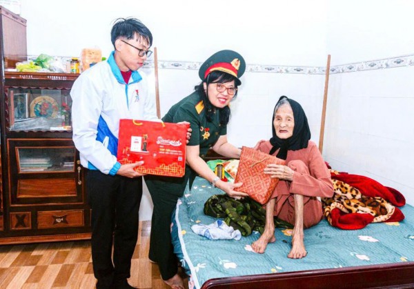Chân dung nữ anh hùng thiện nguyện Chân dung nữ anh hùng thiện nguyện