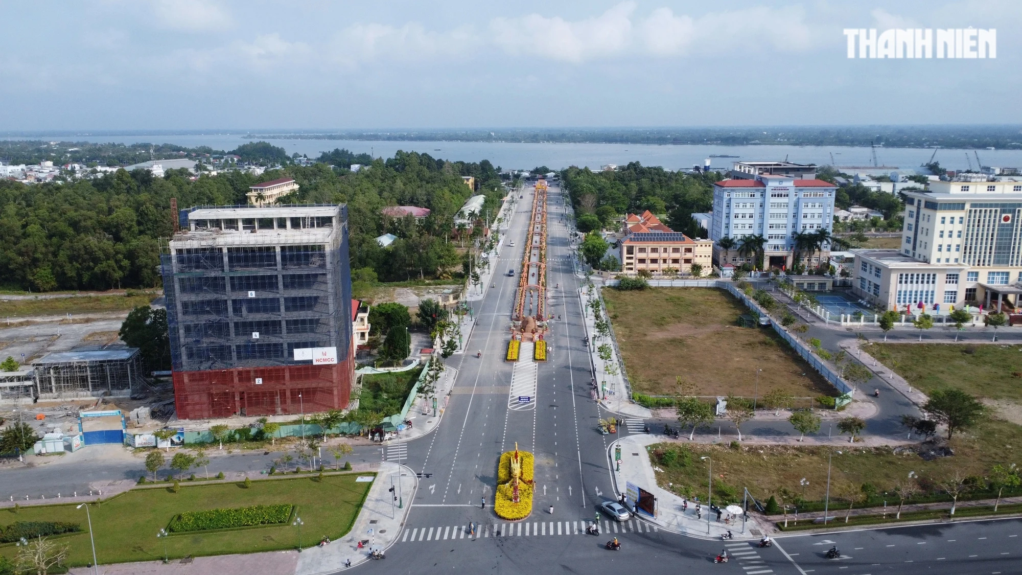 Chiêm ngưỡng đường gốm đỏ và hoa dài nhất Việt Nam