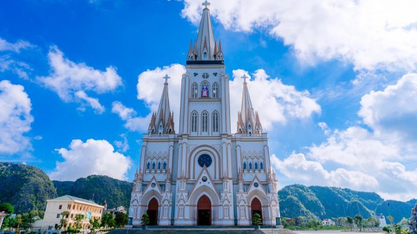 Chiêm ngưỡng nhà thờ Lãng Vân bên đầm ngập nước Vân Long