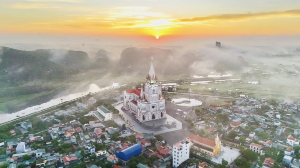 Chiêm ngưỡng nhà thờ Lãng Vân bên đầm ngập nước Vân Long