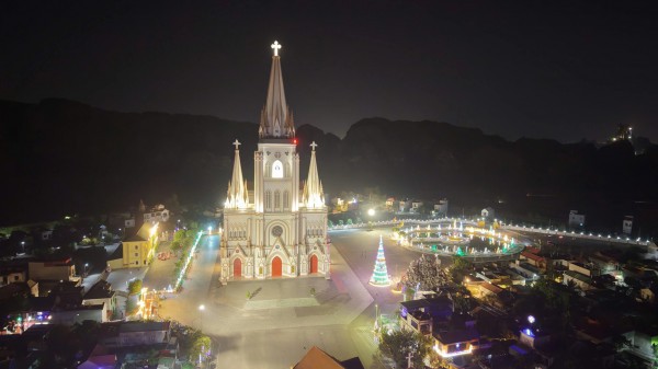 Chiêm ngưỡng nhà thờ Lãng Vân bên đầm ngập nước Vân Long