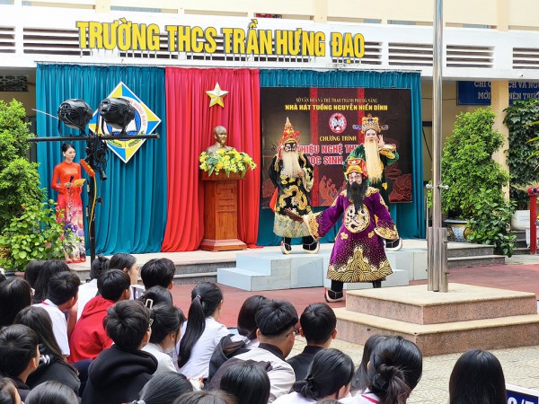 Chuyện nghệ nhân gen Z: Đưa tuồng xuống phố, vào trường học Chuyện nghệ nhân gen Z: Đưa tuồng xuống phố, vào trường học
