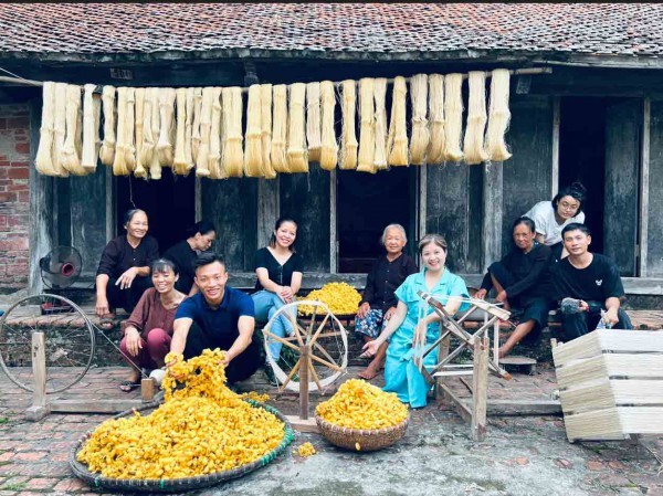 Cú bắt tay giữa thời trang và làng nghề Cú bắt tay giữa thời trang và làng nghề