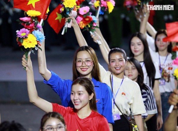 Dàn hoa hậu rạng ngời tham gia hợp luyện diễu binh, diễu hành Dàn hoa hậu rạng ngời tham gia hợp luyện diễu binh, diễu hành