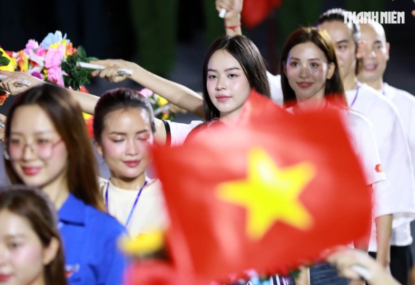 Dàn hoa hậu rạng ngời tham gia hợp luyện diễu binh, diễu hành Dàn hoa hậu rạng ngời tham gia hợp luyện diễu binh, diễu hành