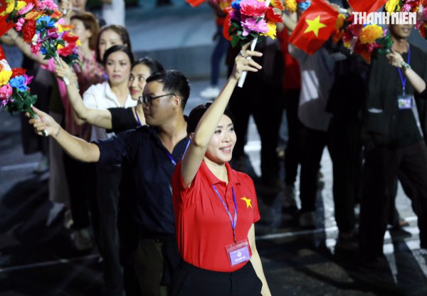Dàn hoa hậu rạng ngời tham gia hợp luyện diễu binh, diễu hành Dàn hoa hậu rạng ngời tham gia hợp luyện diễu binh, diễu hành