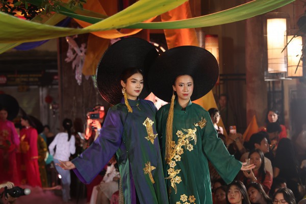 Diễn áo dài trong không gian phố cổ Hà Nội