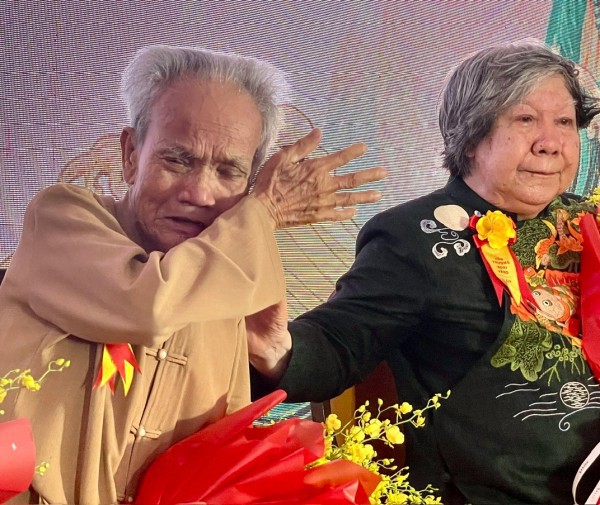 Giáo sư sử học Lê Văn Lan bật khóc trong lễ hội 