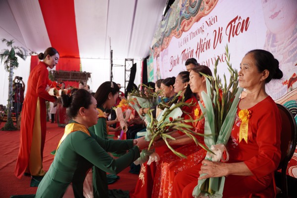 Giáo sư sử học Lê Văn Lan bật khóc trong lễ hội 