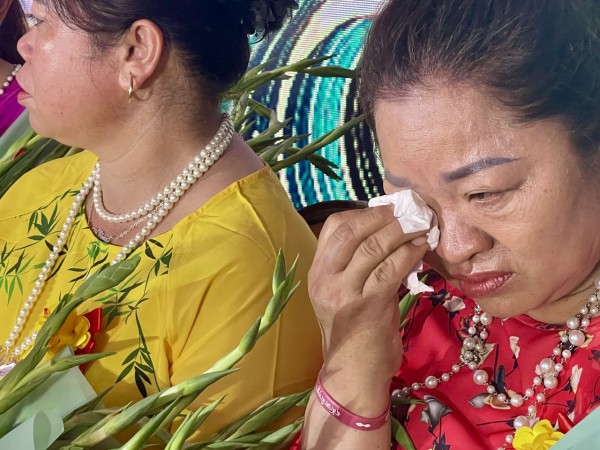 Giáo sư sử học Lê Văn Lan bật khóc trong lễ hội 