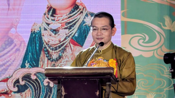 Giáo sư sử học Lê Văn Lan bật khóc trong lễ hội 