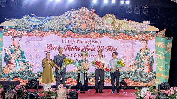 Giáo sư sử học Lê Văn Lan bật khóc trong lễ hội 