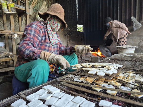 Giữ hương tết xưa: Bánh 