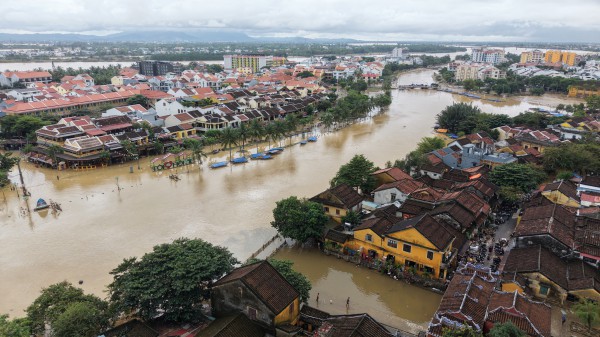 Gỡ nút thắt cấp cứu nhà cổ chờ sập ở Hội An