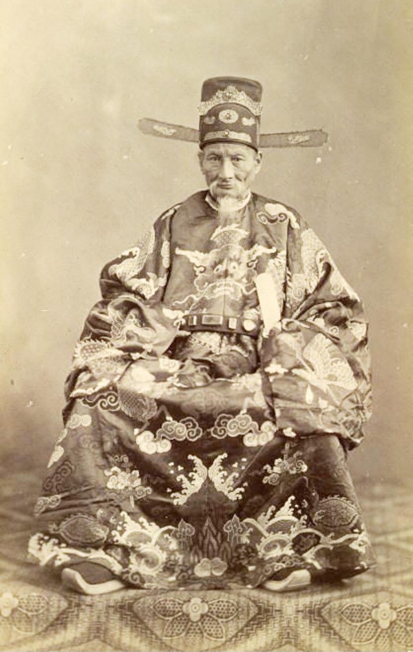 Góp nhặt tìm hiểu lịch sử Việt: Những giày vò của nhà vua