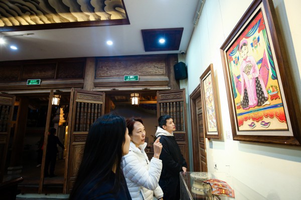 Hà Nội triển lãm tranh dân gian Hàng Trống với nghệ thuật họa kim sa
