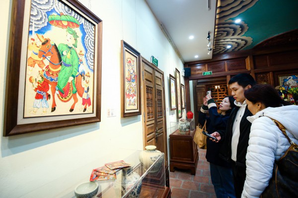 Hà Nội triển lãm tranh dân gian Hàng Trống với nghệ thuật họa kim sa