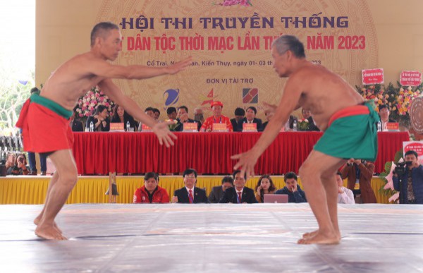 Hải Phòng: Hơn 60 đô vật nam nữ tranh tài tại giải vật dân tộc thời Mạc Hải Phòng: Hơn 60 đô vật nam nữ tranh tài tại giải vật dân tộc thời Mạc