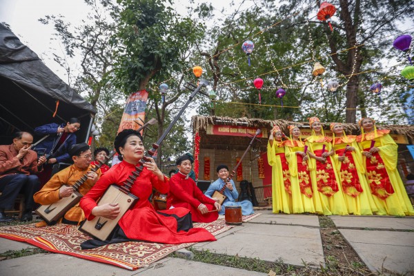 Hàng ngàn người dự lễ hội gò Đống Đa