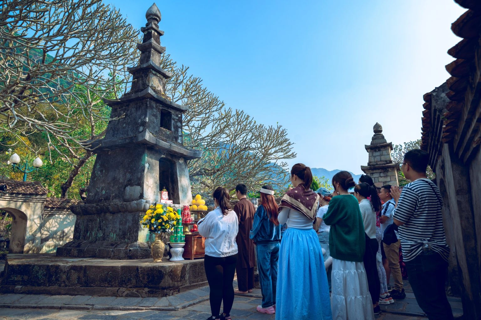 Hàng vạn du khách về Yên Tử cầu an đầu xuân