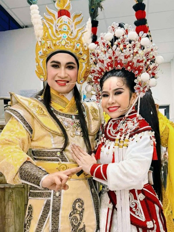 ”Hậu duệ” 26 tuổi của nghệ sĩ Bình Tinh ”Hậu duệ” 26 tuổi của nghệ sĩ Bình Tinh