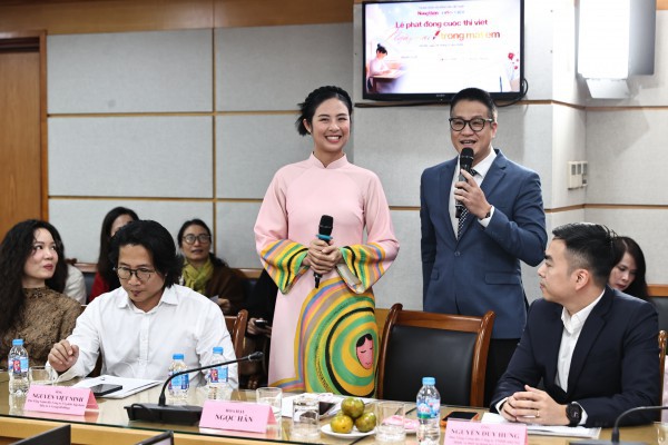 Hoa hậu Ngọc Hân, diễn viên Chí Trung, Hà Việt Dũng ngồi 