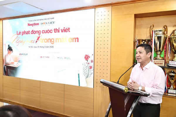 Hoa hậu Ngọc Hân, diễn viên Chí Trung, Hà Việt Dũng ngồi 