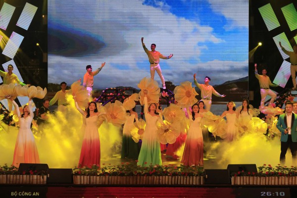 Hơn 900 diễn viên tham gia hội diễn nghệ thuật quần chúng Công an nhân dân Hơn 900 diễn viên tham gia hội diễn nghệ thuật quần chúng Công an nhân dân