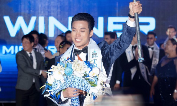 Hưng Nguyễn lên tiếng về lùm xùm thu hồi danh hiệu Nam vương Du lịch Thế giới Hưng Nguyễn lên tiếng về lùm xùm thu hồi danh hiệu Nam vương Du lịch Thế giới