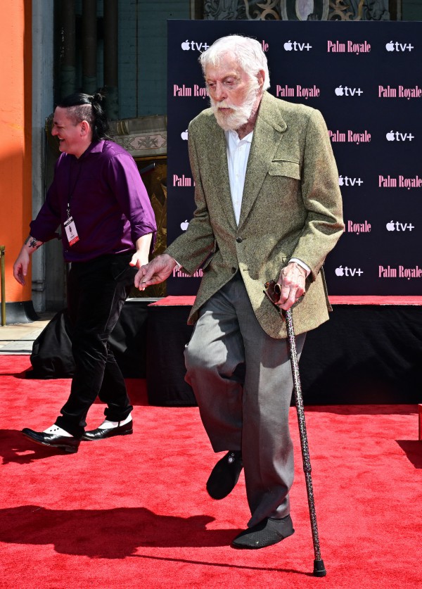 Huyền thoại Dick Van Dyke hé lộ cuộc sống riêng ở tuổi 100