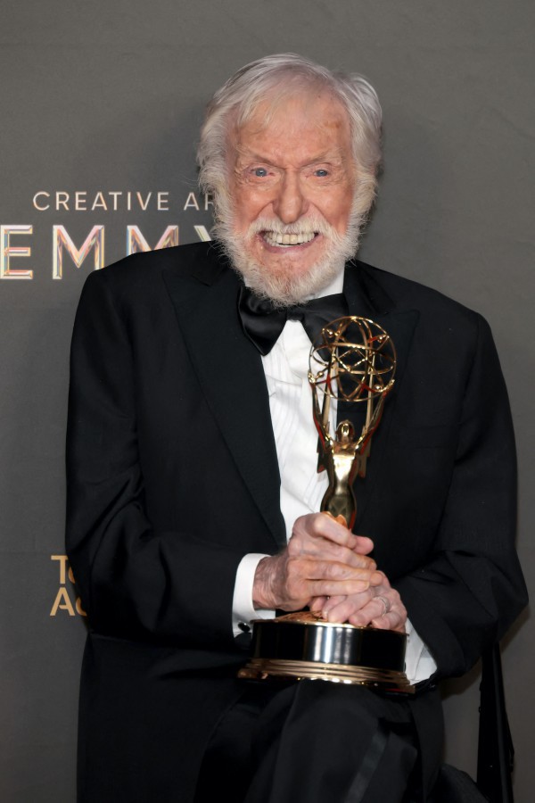 Huyền thoại Dick Van Dyke hé lộ cuộc sống riêng ở tuổi 100