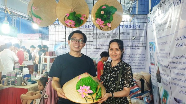 Khách quốc tế hứng thú với nón lá nghệ thuật của người phụ nữ miền Tây Khách quốc tế hứng thú với nón lá nghệ thuật của người phụ nữ miền Tây