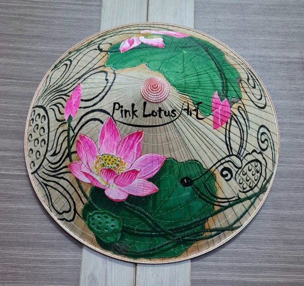 Khách quốc tế hứng thú với nón lá nghệ thuật của người phụ nữ miền Tây Khách quốc tế hứng thú với nón lá nghệ thuật của người phụ nữ miền Tây