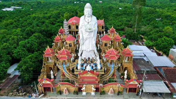 Khám phá ngôi chùa độc lạ với quần thể tượng Phật uy nghi ở cù lao Giêng