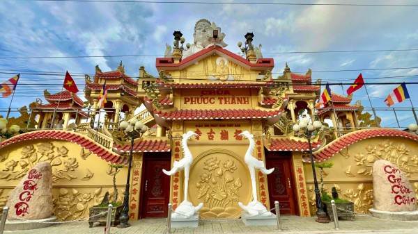 Khám phá ngôi chùa độc lạ với quần thể tượng Phật uy nghi ở cù lao Giêng