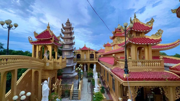 Khám phá ngôi chùa độc lạ với quần thể tượng Phật uy nghi ở cù lao Giêng