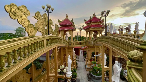 Khám phá ngôi chùa độc lạ với quần thể tượng Phật uy nghi ở cù lao Giêng