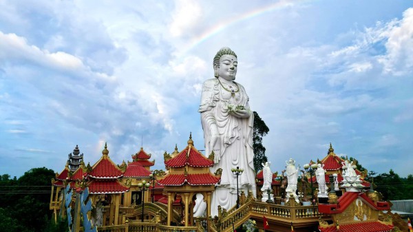 Khám phá ngôi chùa độc lạ với quần thể tượng Phật uy nghi ở cù lao Giêng
