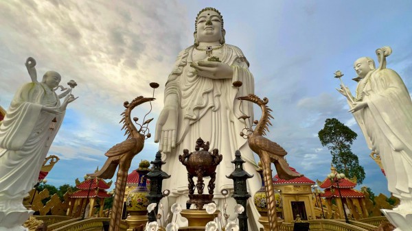 Khám phá ngôi chùa độc lạ với quần thể tượng Phật uy nghi ở cù lao Giêng
