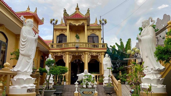 Khám phá ngôi chùa độc lạ với quần thể tượng Phật uy nghi ở cù lao Giêng
