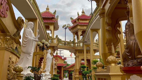 Khám phá ngôi chùa độc lạ với quần thể tượng Phật uy nghi ở cù lao Giêng