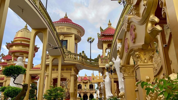 Khám phá ngôi chùa độc lạ với quần thể tượng Phật uy nghi ở cù lao Giêng