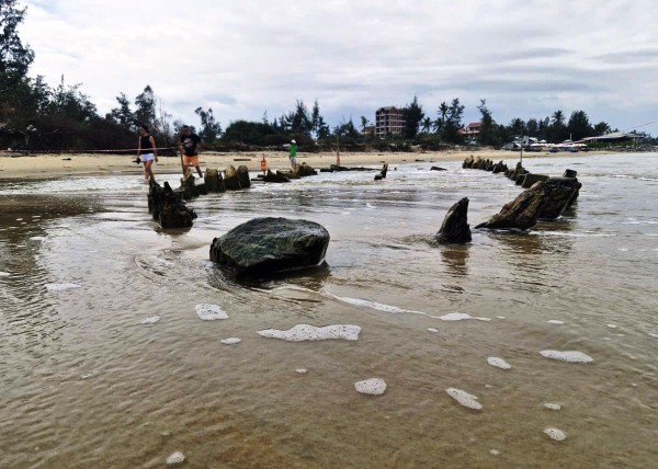 Khẩn cấp khai quật tàu cổ phát lộ ở bờ biển Hội An