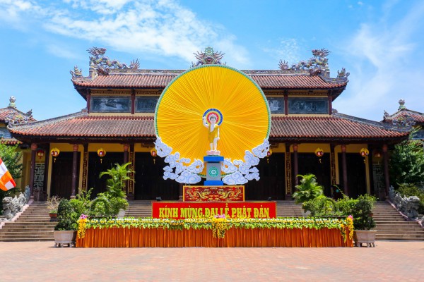 Kỳ công lá cờ khổng lồ bên bờ sông Hương mừng đại lễ Phật đản Kỳ công lá cờ khổng lồ bên bờ sông Hương mừng đại lễ Phật đản