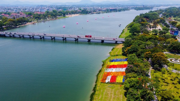 Kỳ công lá cờ khổng lồ bên bờ sông Hương mừng đại lễ Phật đản Kỳ công lá cờ khổng lồ bên bờ sông Hương mừng đại lễ Phật đản